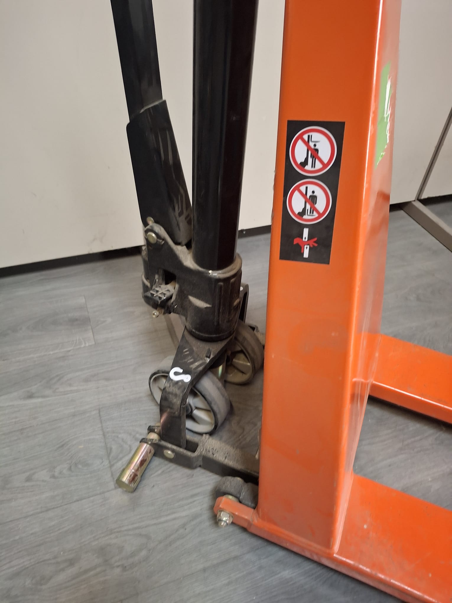 Transpalette manuel orange 1000 kg avec stabilisateurs