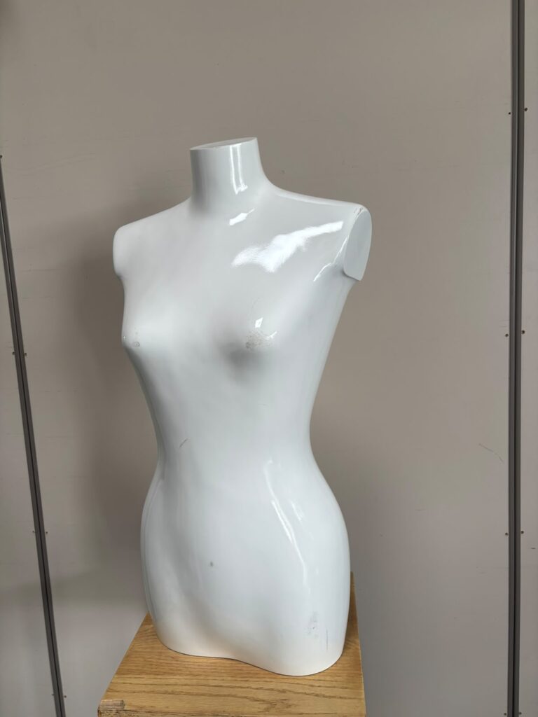 Mannequin buste femme blanc brillant à poser – H72 x L36 cm