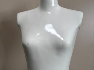 Mannequin buste femme blanc brillant à poser – H72 x L36 cm
