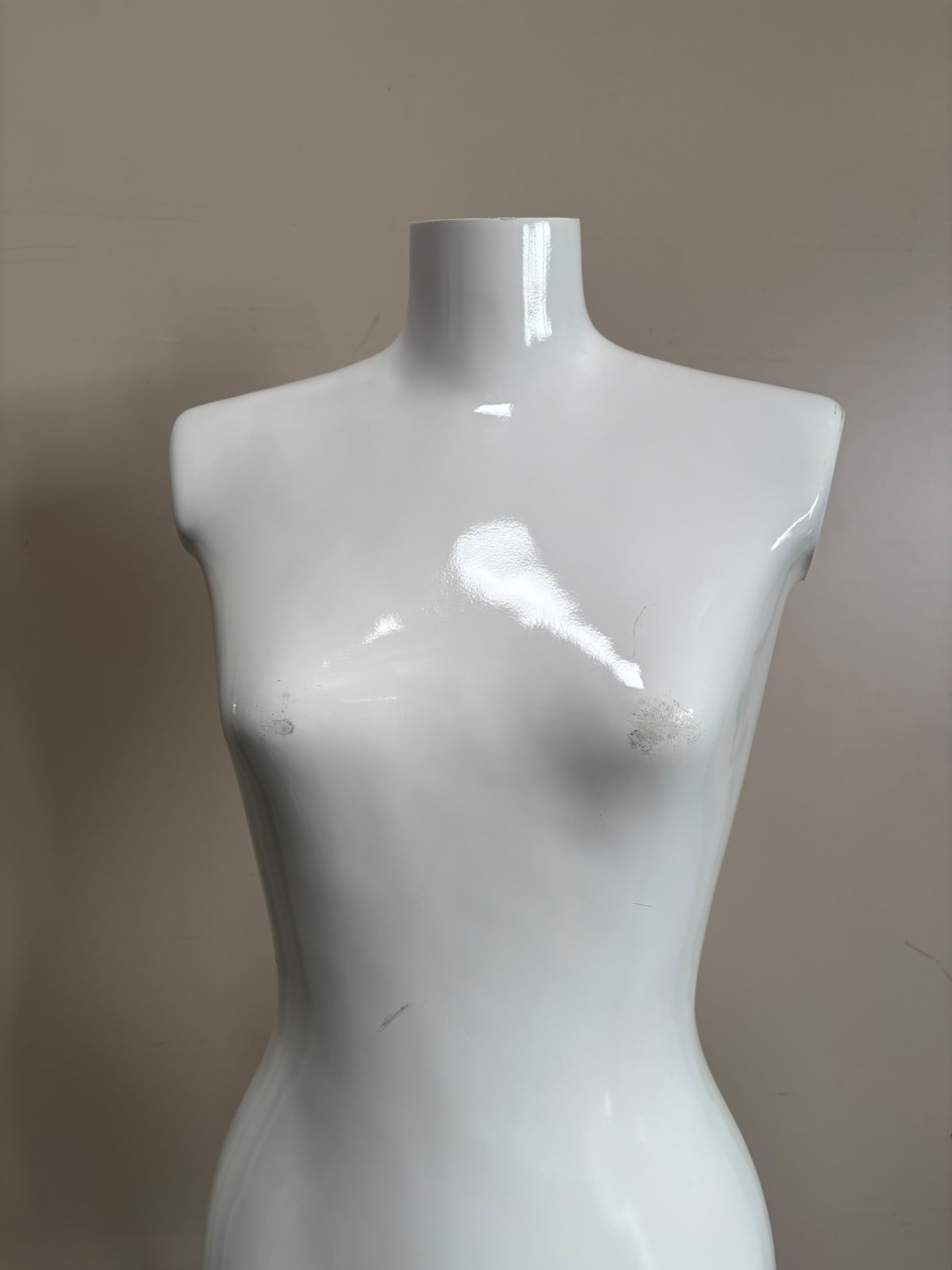 Mannequin buste femme blanc brillant à poser – H72 x L36 cm