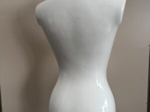 Mannequin buste femme blanc brillant à poser – H72 x L36 cm
