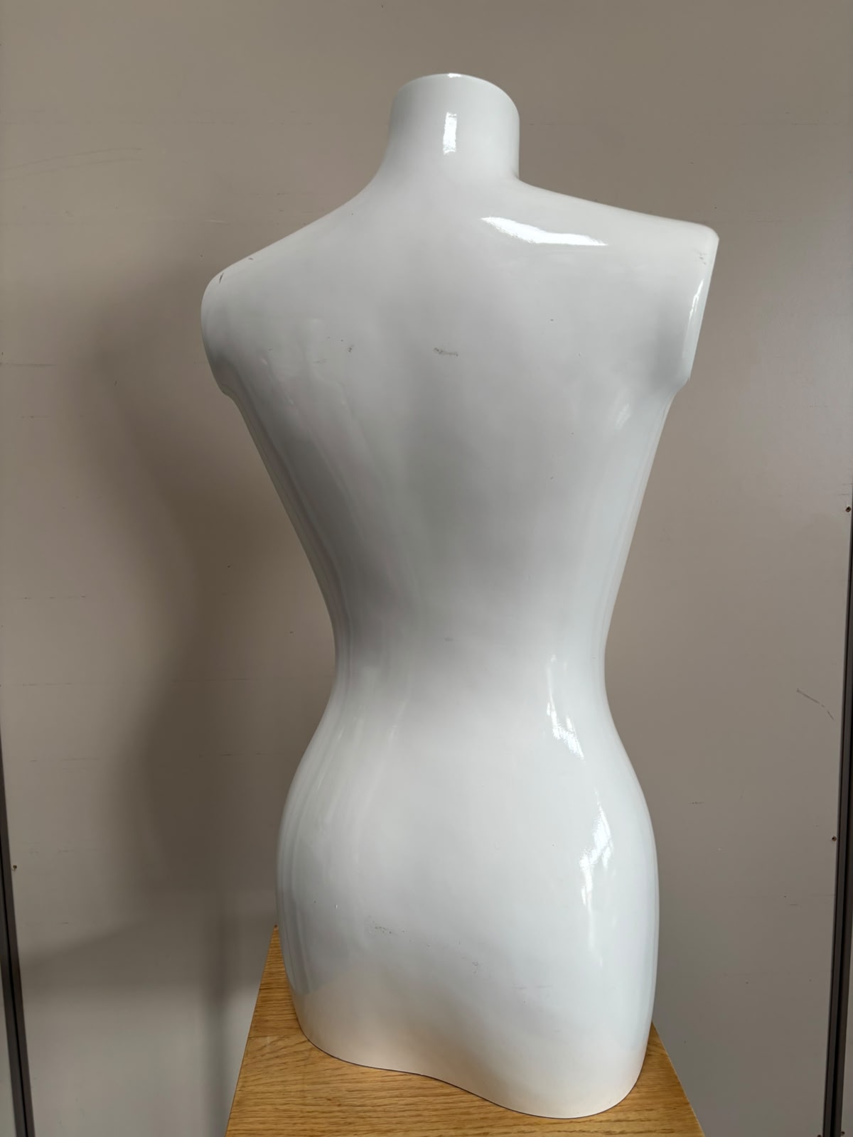 Mannequin buste femme blanc brillant à poser – H72 x L36 cm
