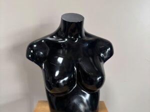 Mannequin buste femme noir brillant – H41 x L39 cm