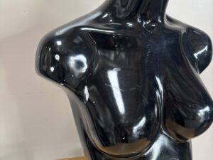 Mannequin buste femme noir brillant – H41 x L39 cm