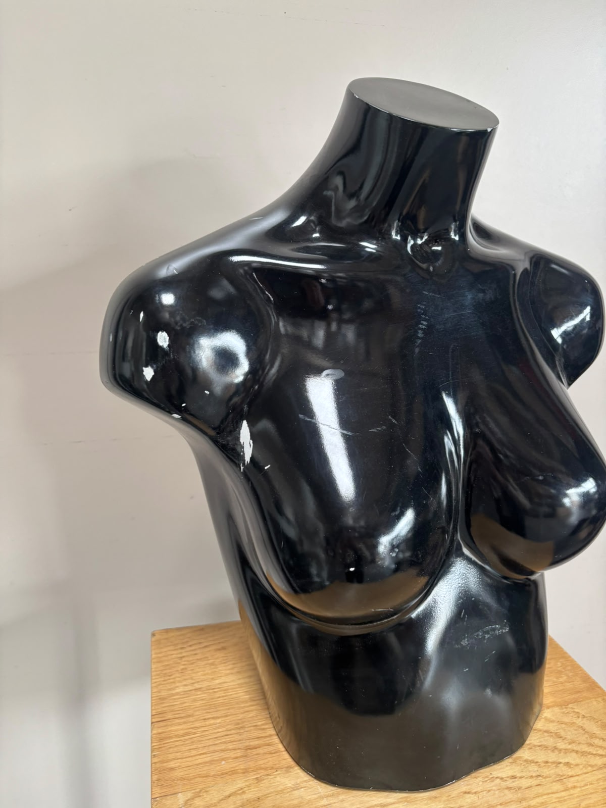 Mannequin buste femme noir brillant – H41 x L39 cm