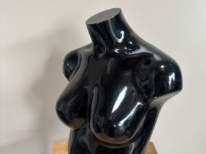 Mannequin buste femme noir brillant – H41 x L39 cm