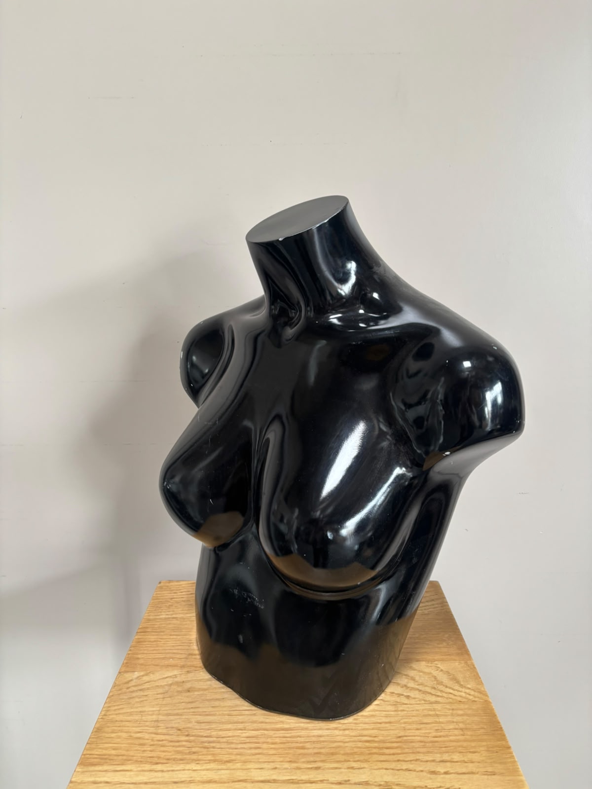 Mannequin buste femme noir brillant – H41 x L39 cm