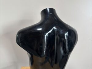 Mannequin buste femme noir brillant – H41 x L39 cm