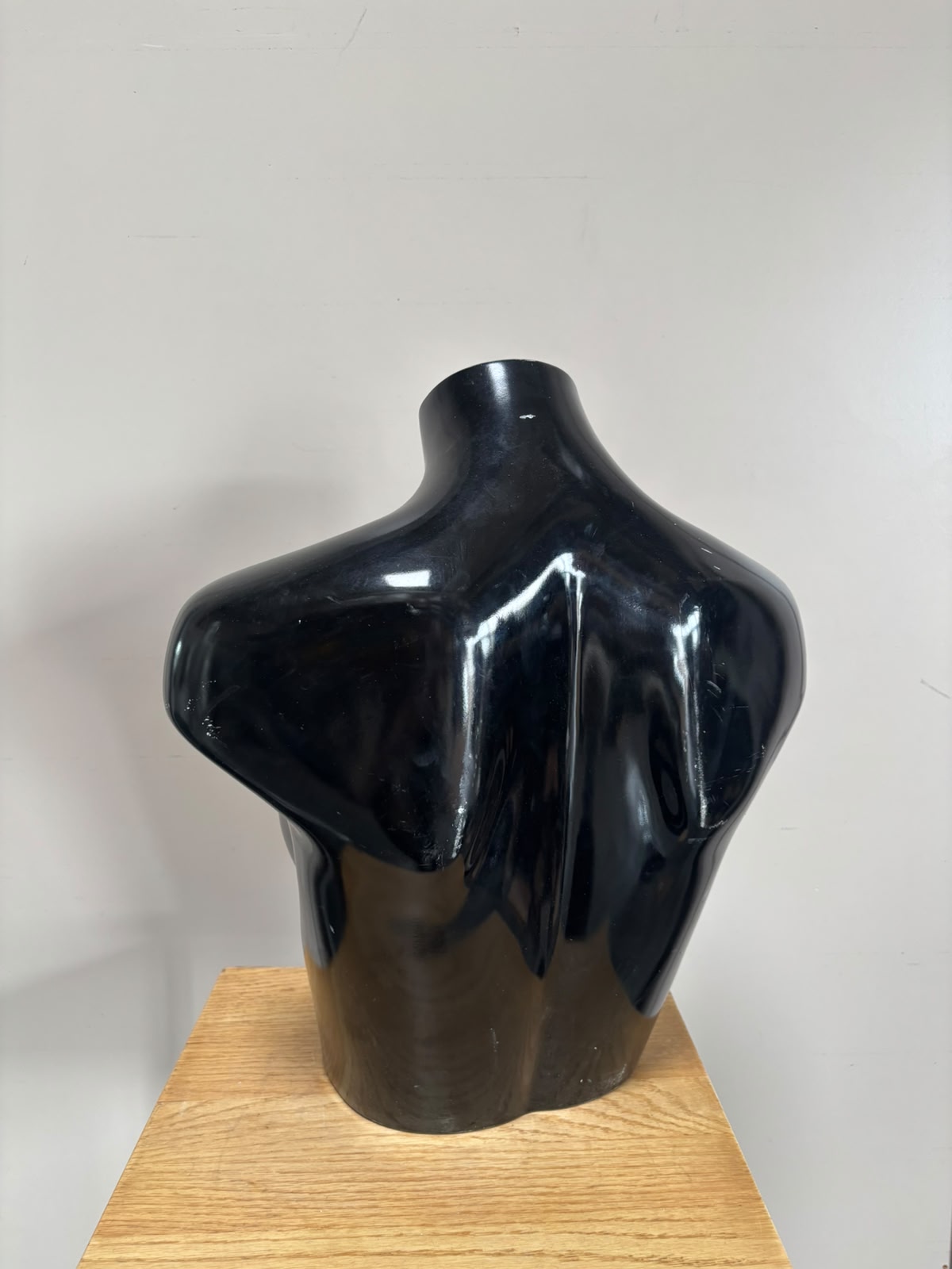 Mannequin buste femme noir brillant – H41 x L39 cm