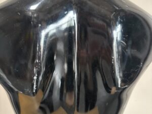 Mannequin buste femme noir brillant – H41 x L39 cm