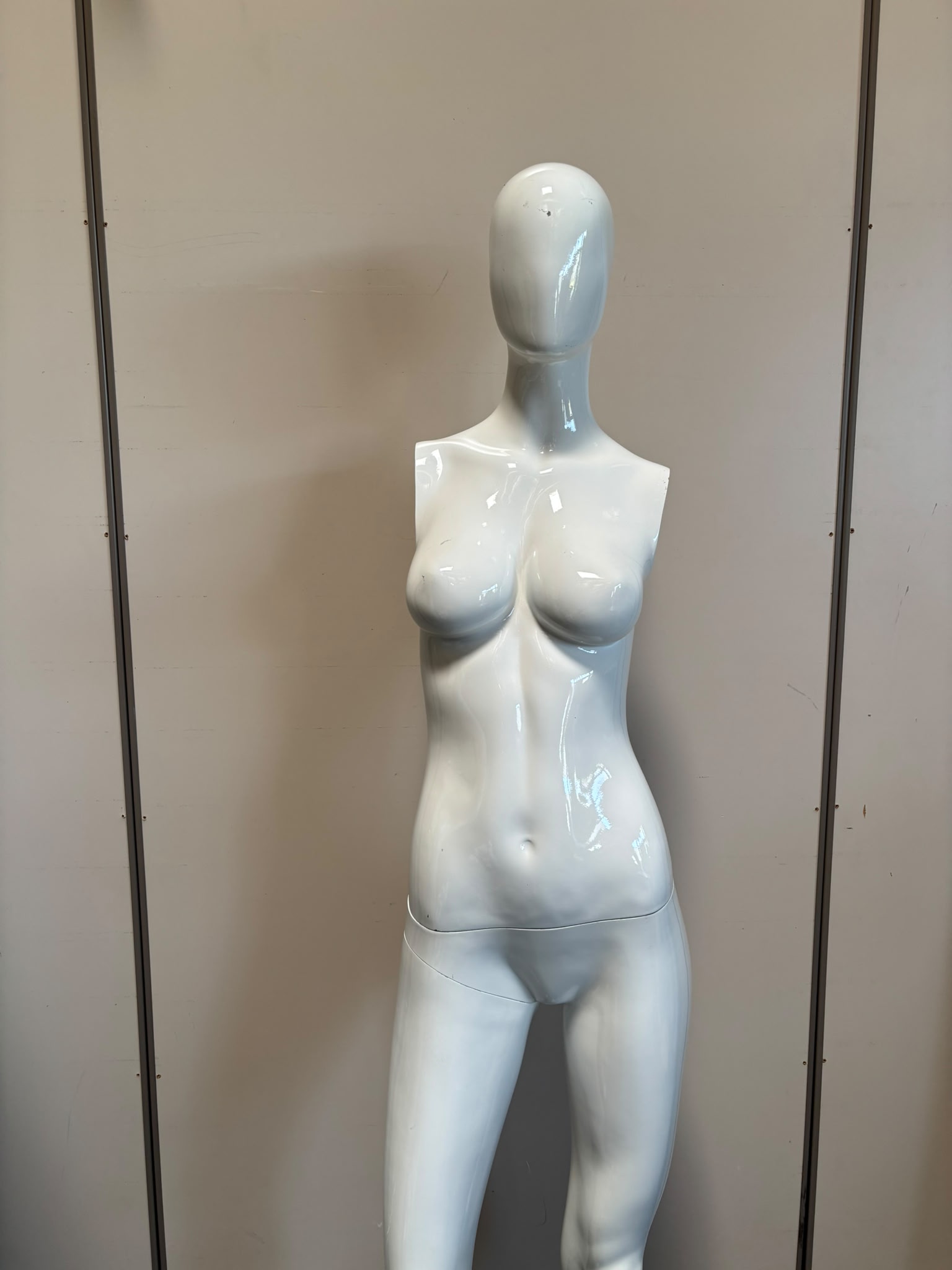 Mannequin complet femme avec socle blanc brillant – H186 cm