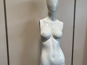 Mannequin complet femme avec socle blanc brillant – H186 cm