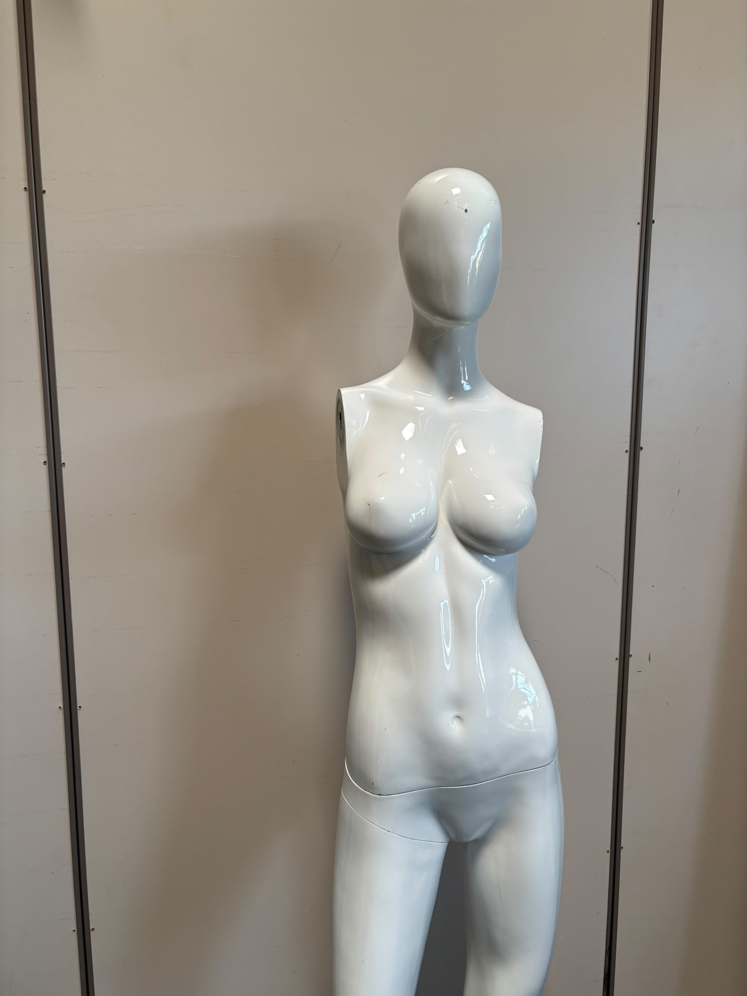 Mannequin complet femme avec socle blanc brillant – H186 cm