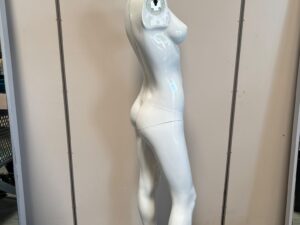 Mannequin complet femme avec socle blanc brillant – H186 cm