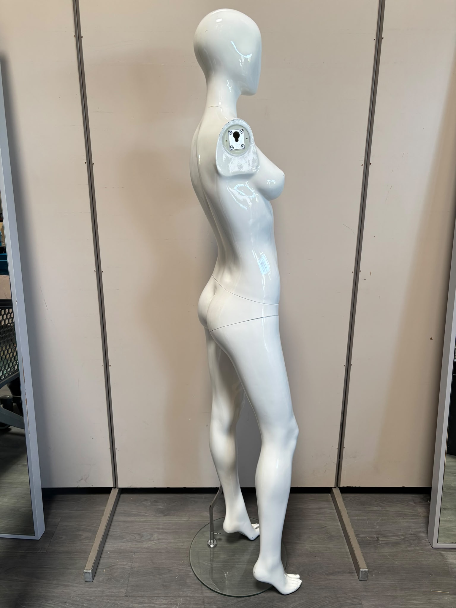 Mannequin complet femme avec socle blanc brillant – H186 cm