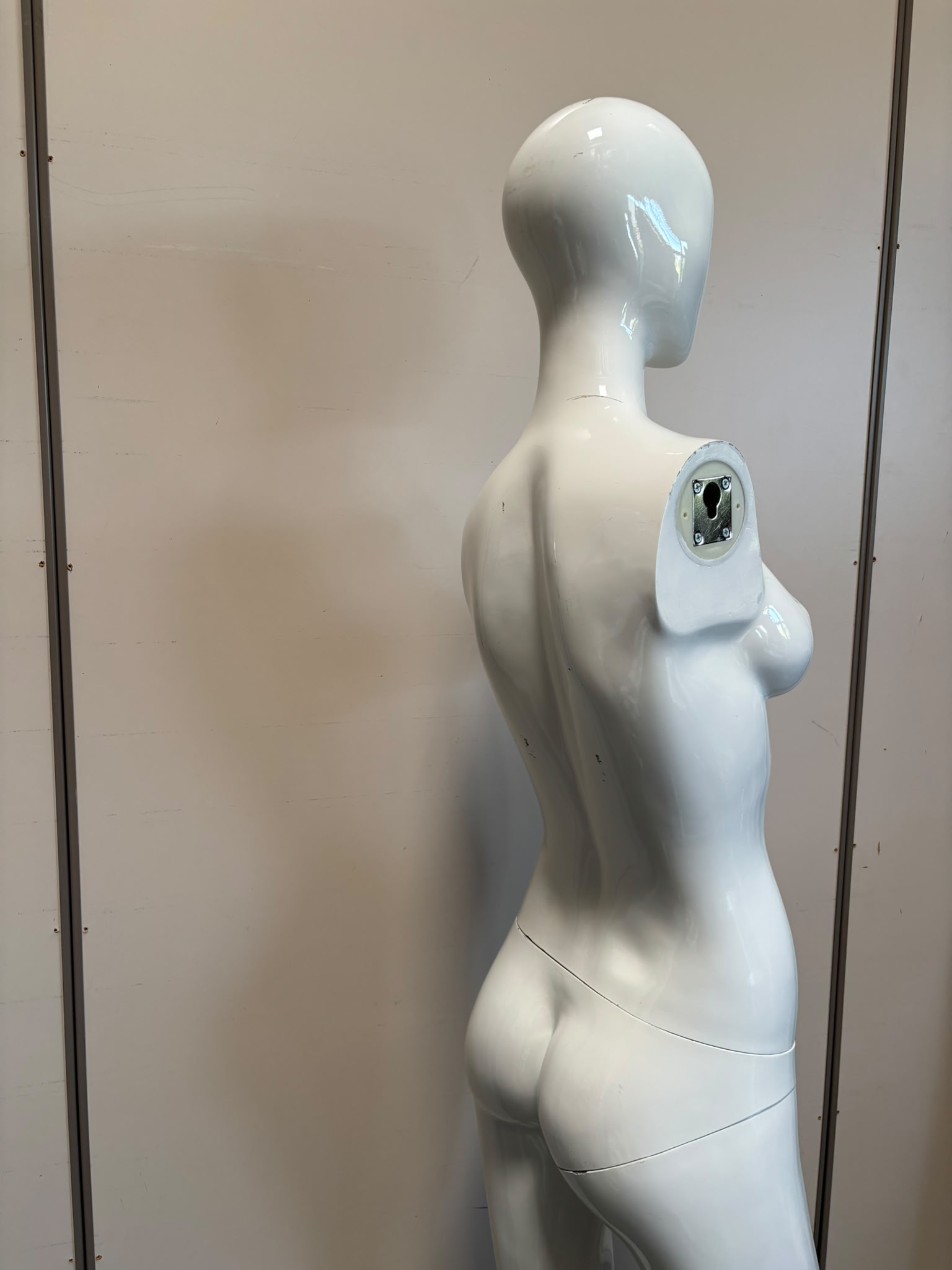 Mannequin complet femme avec socle blanc brillant – H186 cm