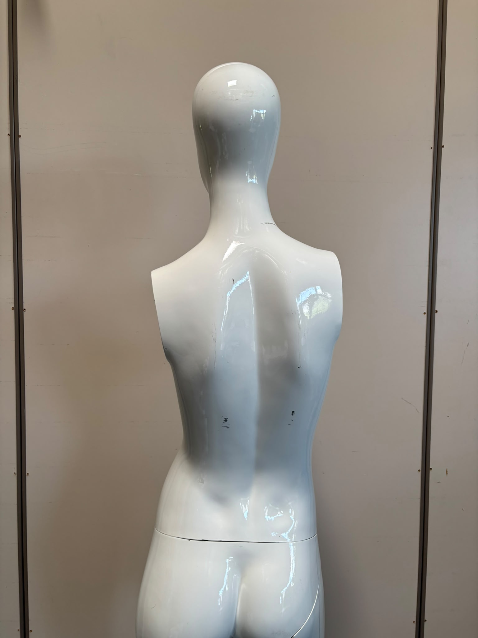 Mannequin complet femme avec socle blanc brillant – H186 cm