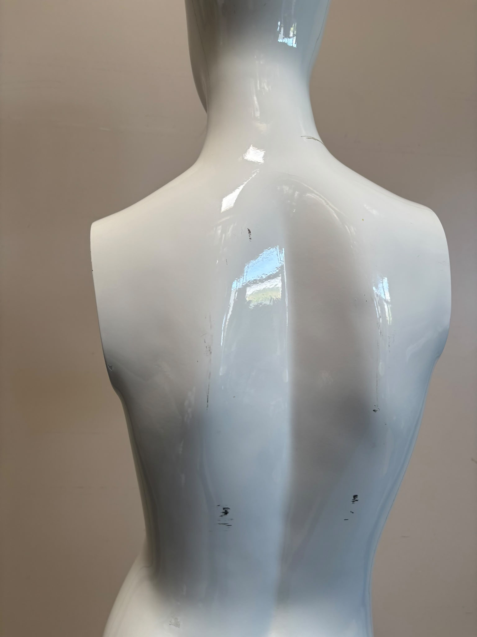 Mannequin complet femme avec socle blanc brillant – H186 cm