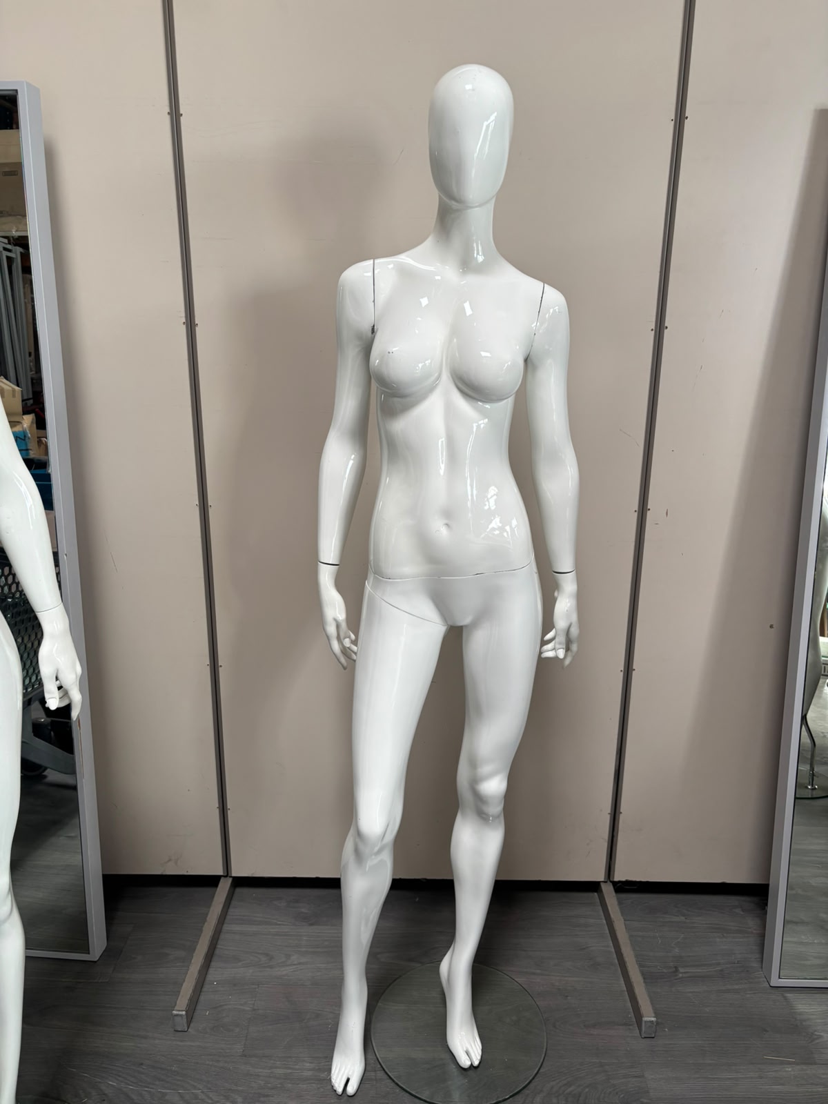 Mannequin complet femme avec socle blanc brillant – H186 cm