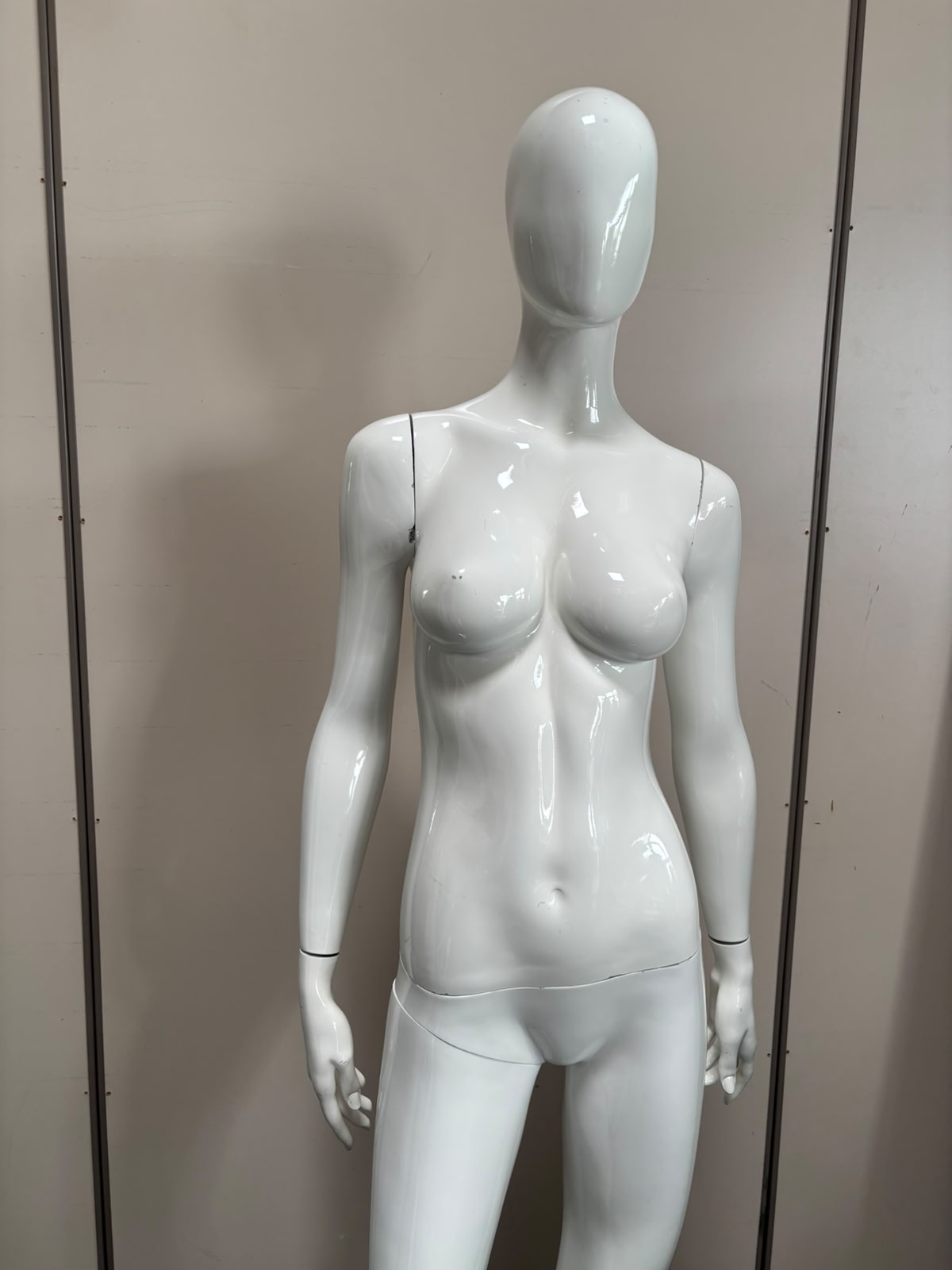 Mannequin complet femme avec socle blanc brillant – H186 cm