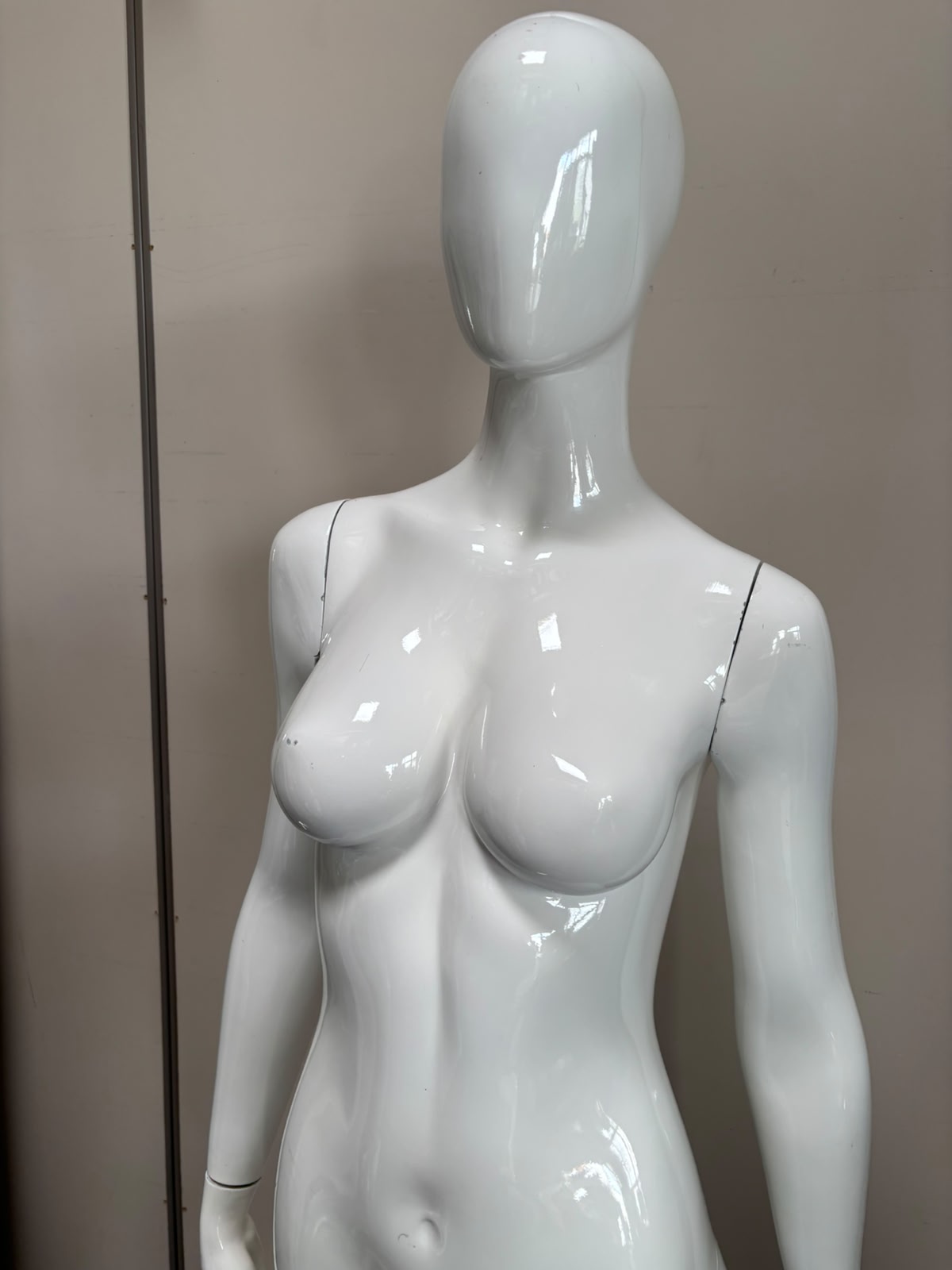 Mannequin complet femme avec socle blanc brillant – H186 cm