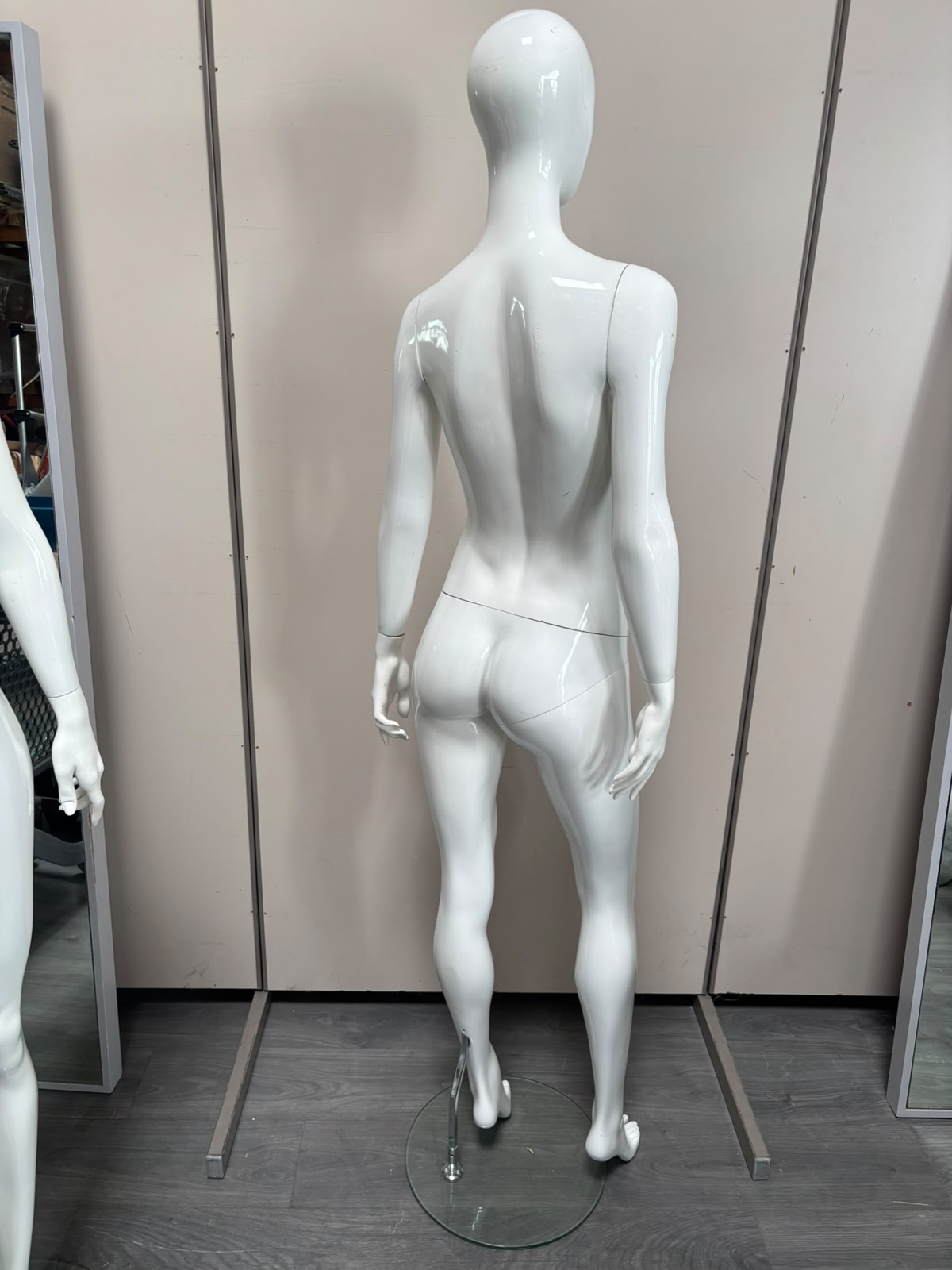 Mannequin complet femme avec socle blanc brillant – H186 cm