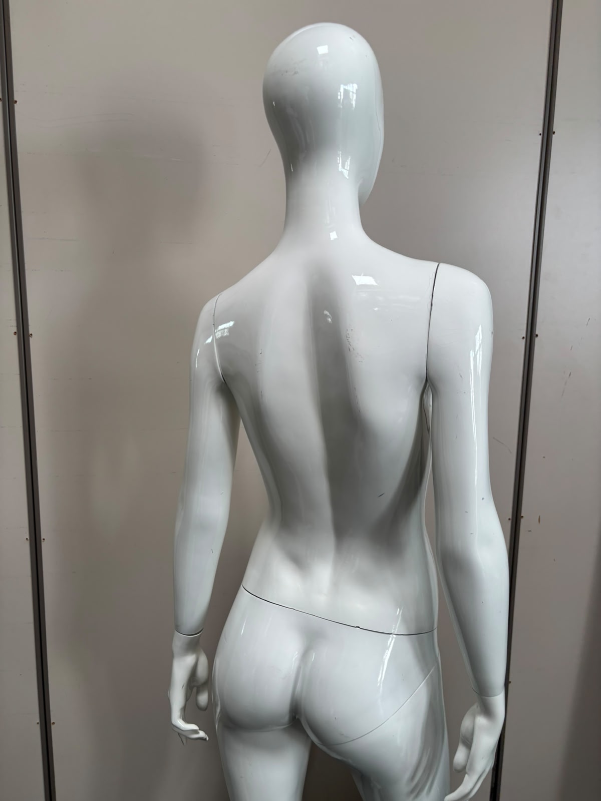 Mannequin complet femme avec socle blanc brillant – H186 cm