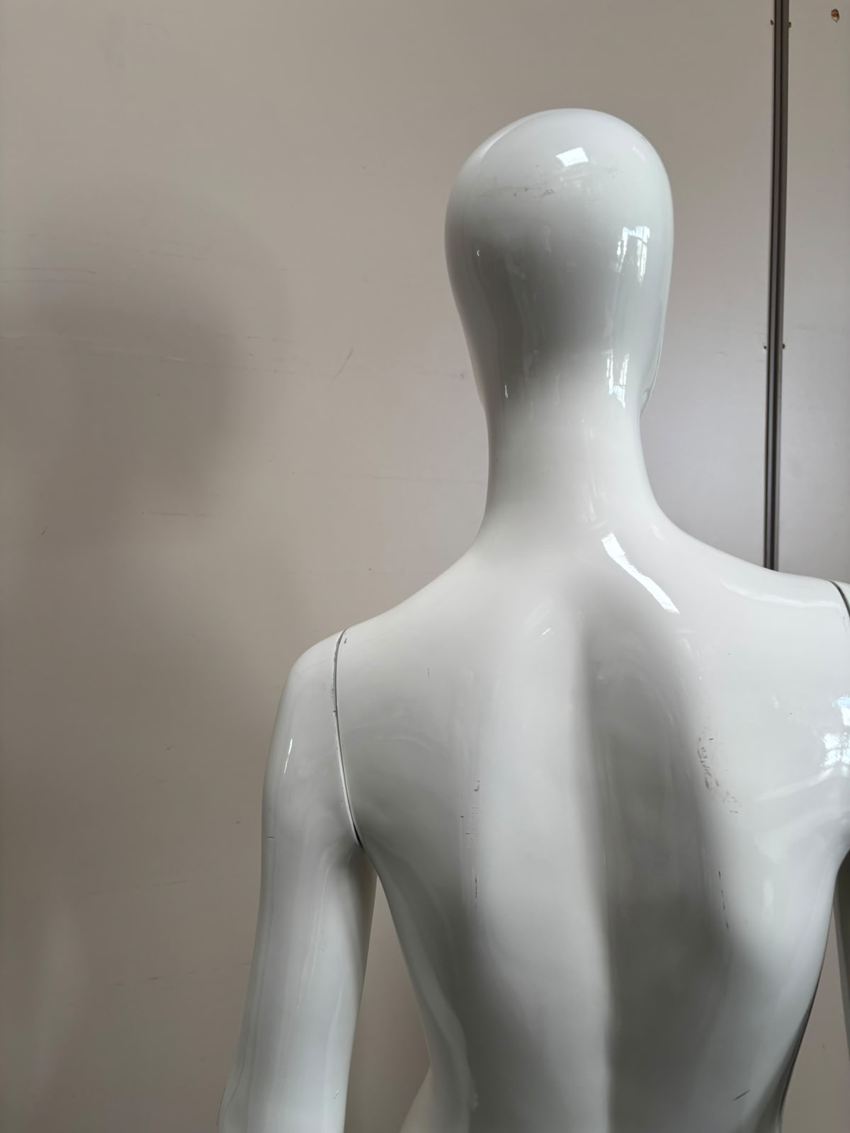 Mannequin complet femme avec socle blanc brillant – H186 cm