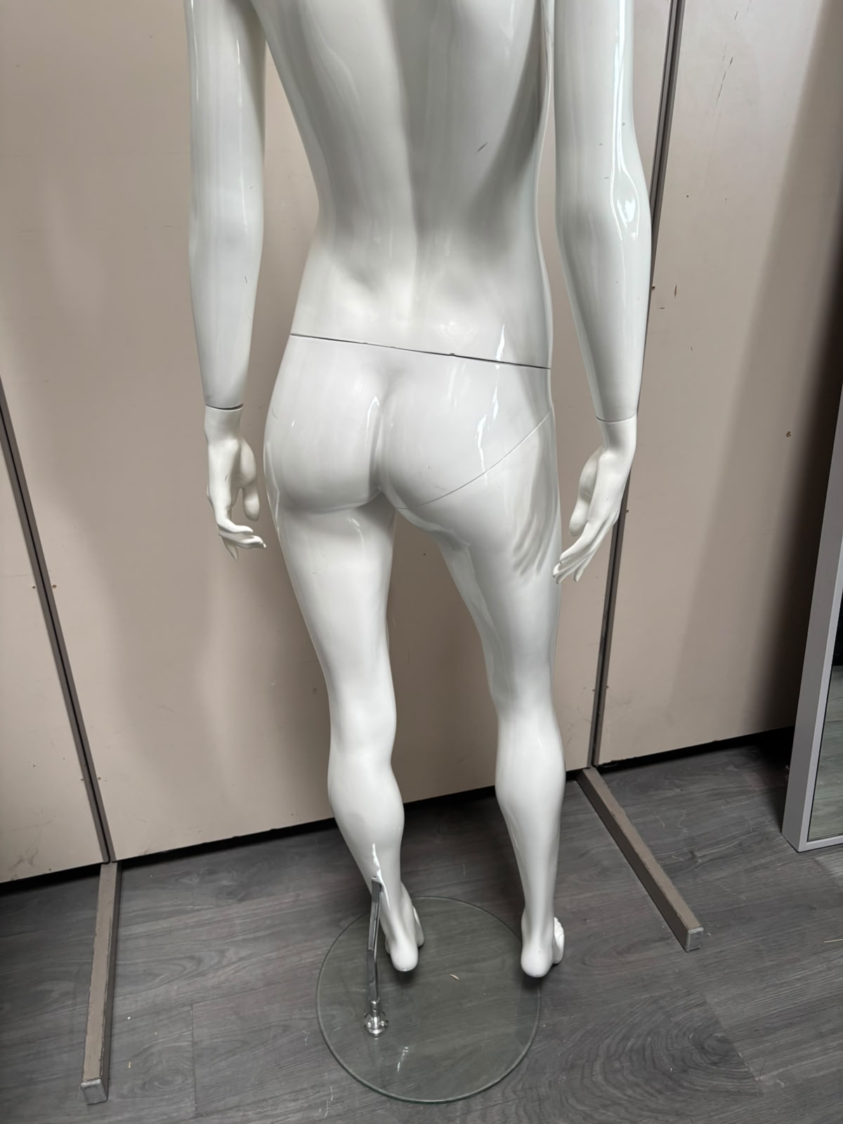 Mannequin complet femme avec socle blanc brillant – H186 cm