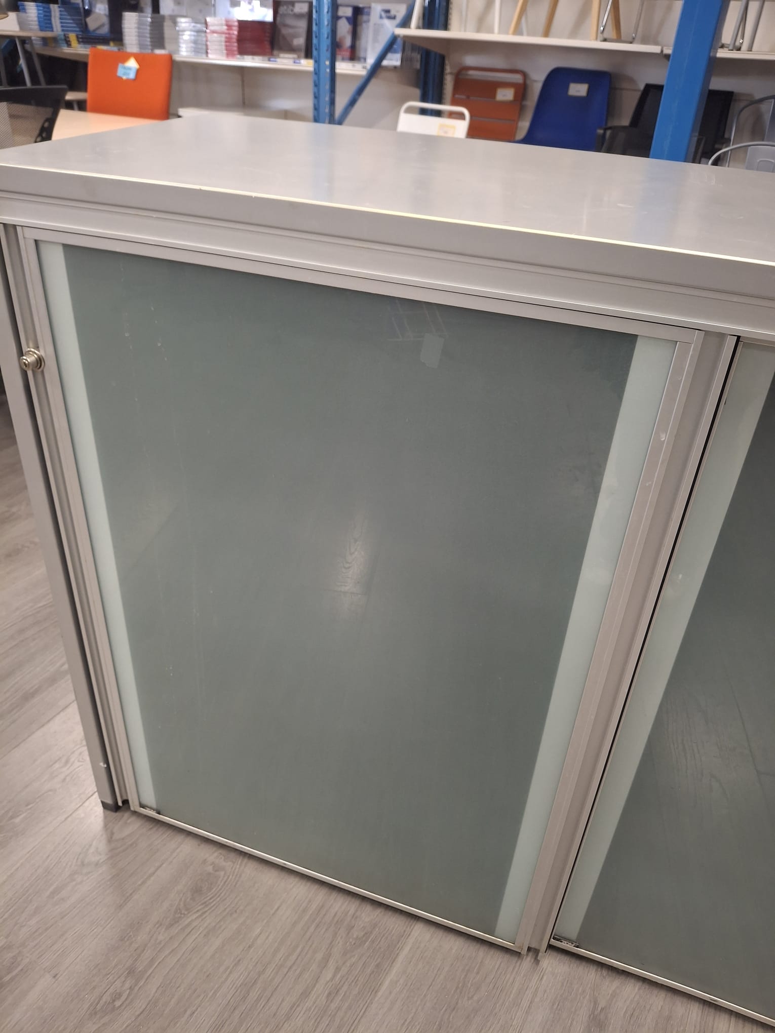 Armoire de bureau avec portes coulissantes – Métal, bois et verre – L150 x P51 x H105 cm