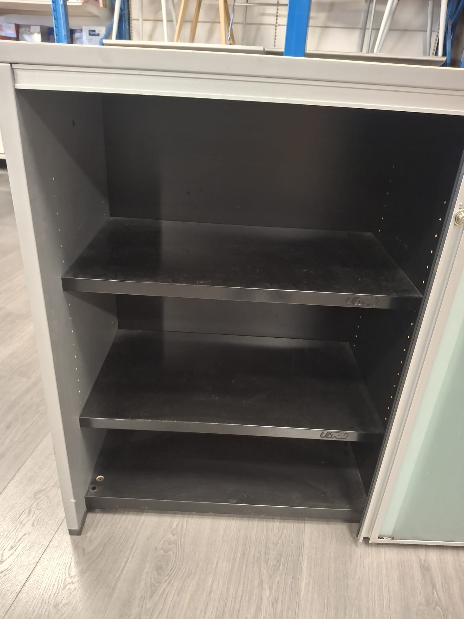 Armoire de bureau avec portes coulissantes – Métal, bois et verre – L150 x P51 x H105 cm