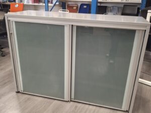 Armoire de bureau avec portes coulissantes – Métal, bois et verre – L150 x P51 x H105 cm