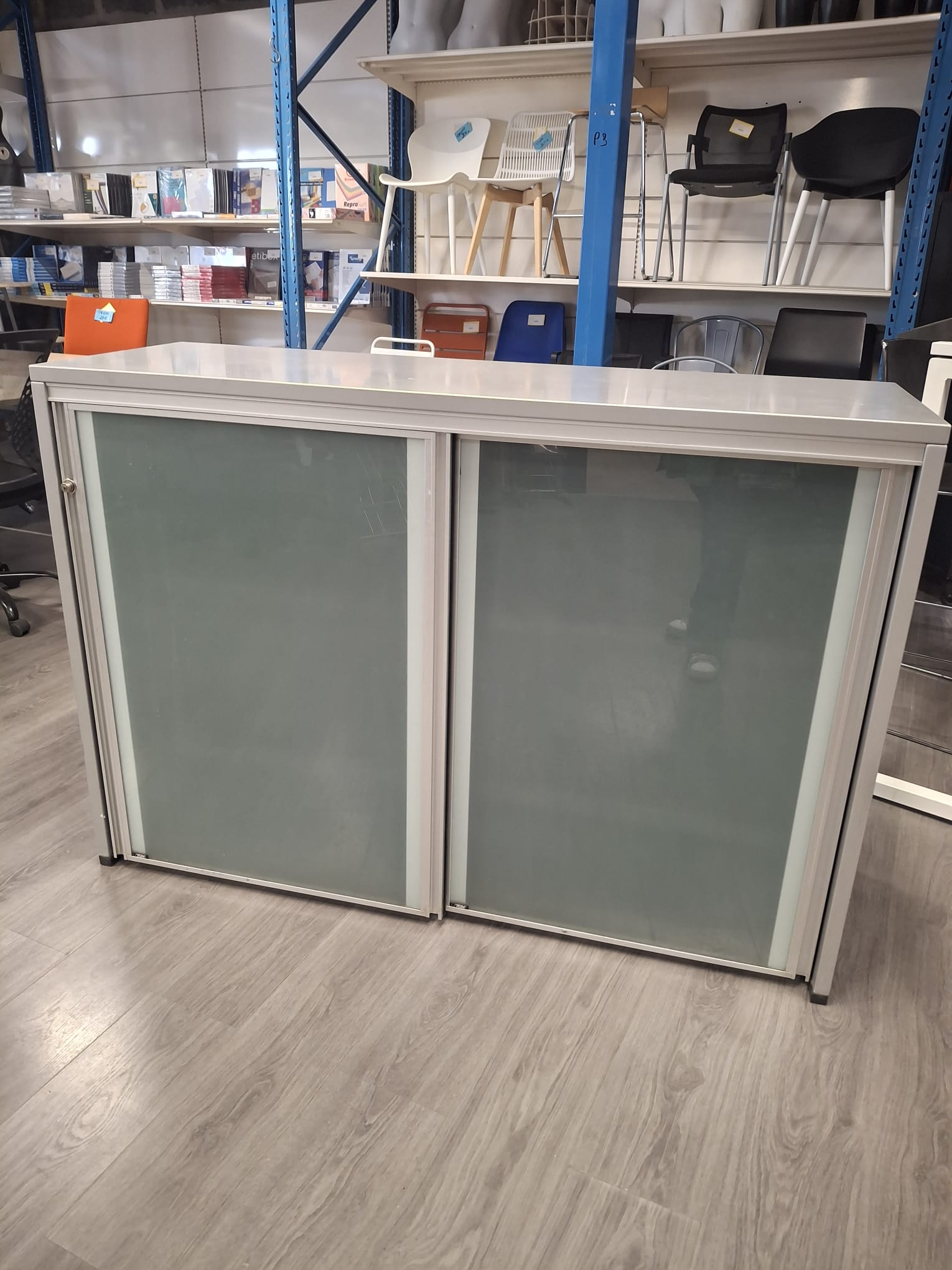 Armoire de bureau avec portes coulissantes – Métal, bois et verre – L150 x P51 x H105 cm