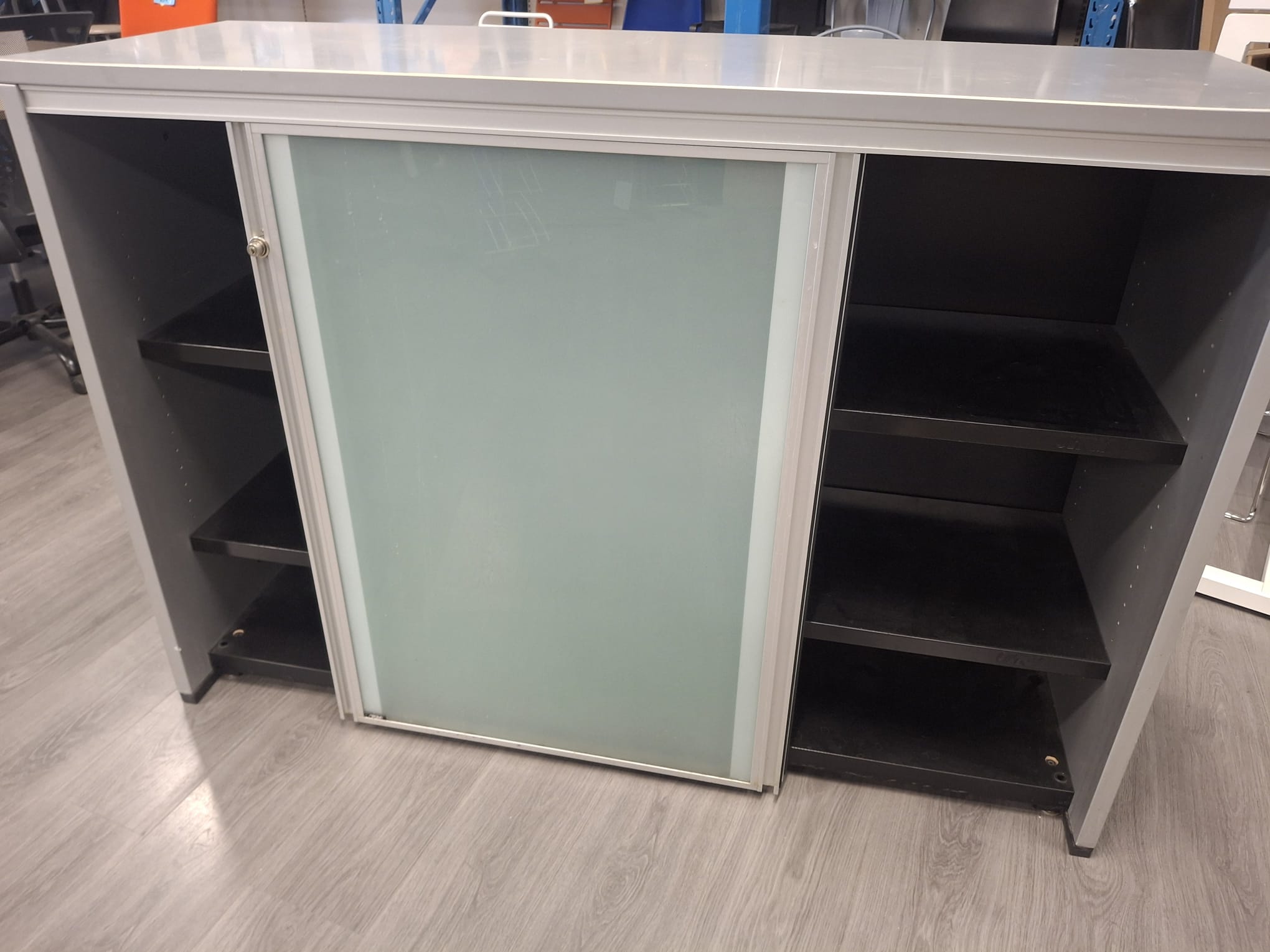 Armoire de bureau avec portes coulissantes – Métal, bois et verre – L150 x P51 x H105 cm