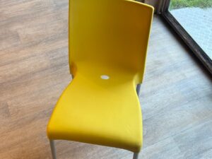 Chaise jaune en polypropylène avec piètement métallique blanc – H82 cm