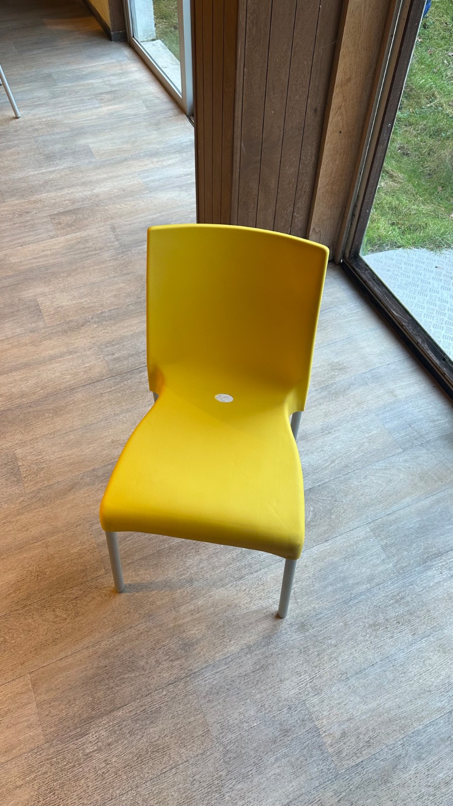 Chaise jaune en polypropylène avec piètement métallique blanc – H82 cm