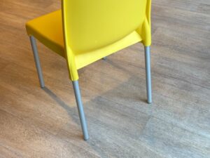 Chaise jaune en polypropylène avec piètement métallique blanc – H82 cm
