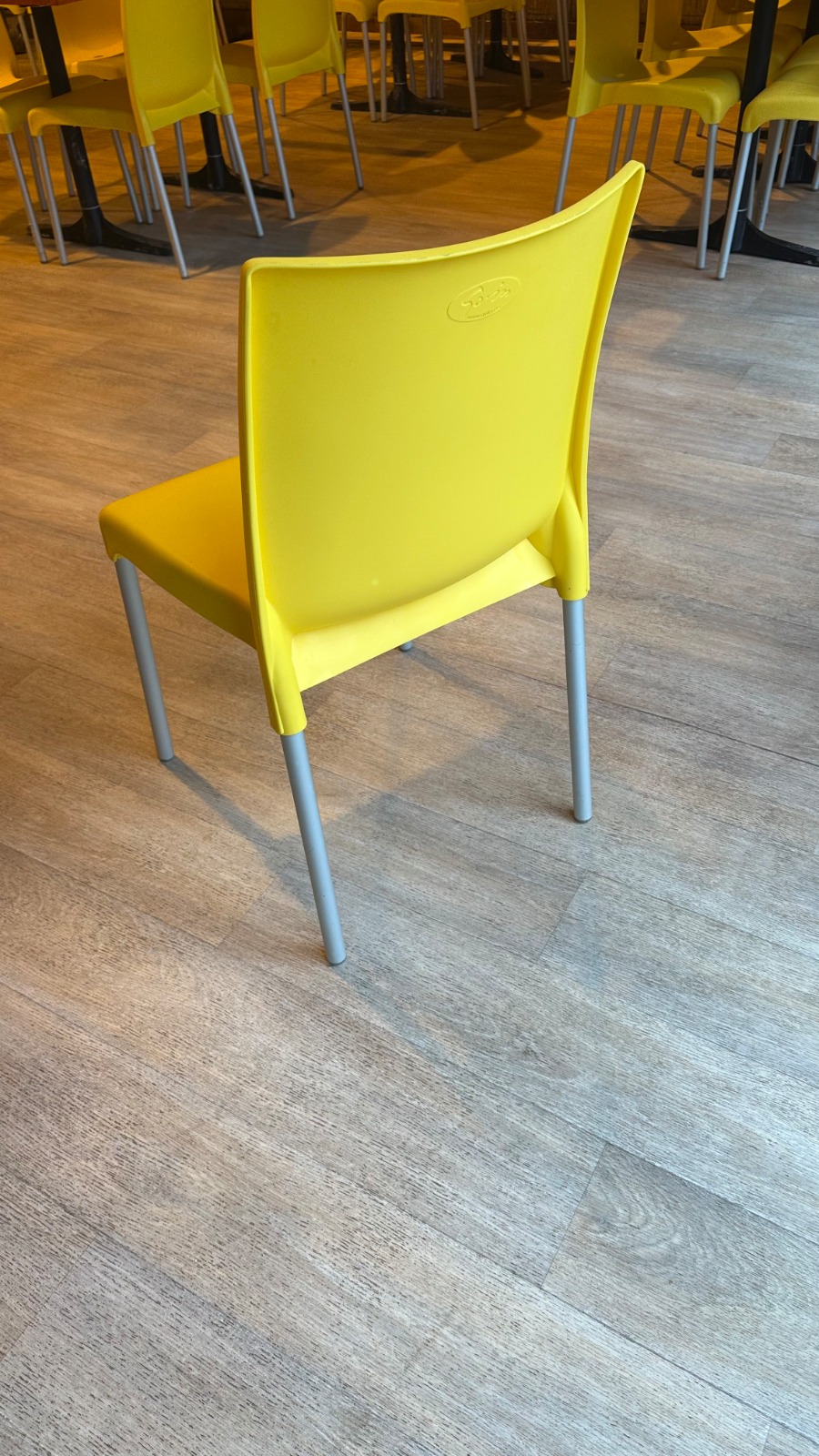 Chaise jaune en polypropylène avec piètement métallique blanc – H82 cm