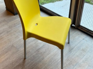 Chaise jaune en polypropylène avec piètement métallique blanc – H82 cm