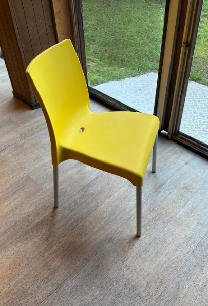 Chaise jaune en polypropylène avec piètement métallique blanc – H82 cm