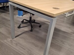 Bureau droit gris et bois – L140 x P80 x H74 cm