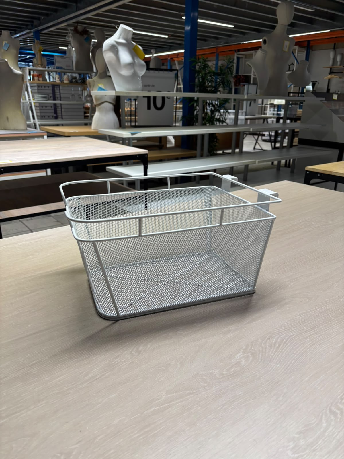 Panier métallique blanc à poser ou à suspendre – L30 x l38 x P21 cm