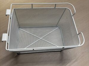Panier métallique blanc à poser ou à suspendre – L30 x l38 x P21 cm