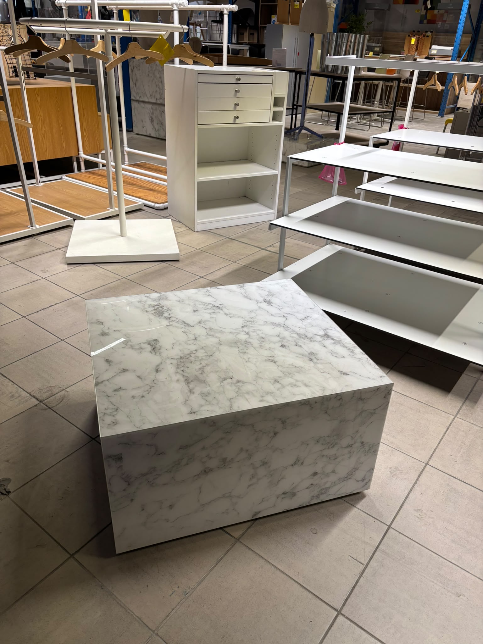Podium de présentation en bois avec finition brillante effet marbre – L73,5 x P67,5 x H41 cm