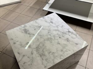Podium de présentation en bois avec finition brillante effet marbre – L73,5 x P67,5 x H41 cm