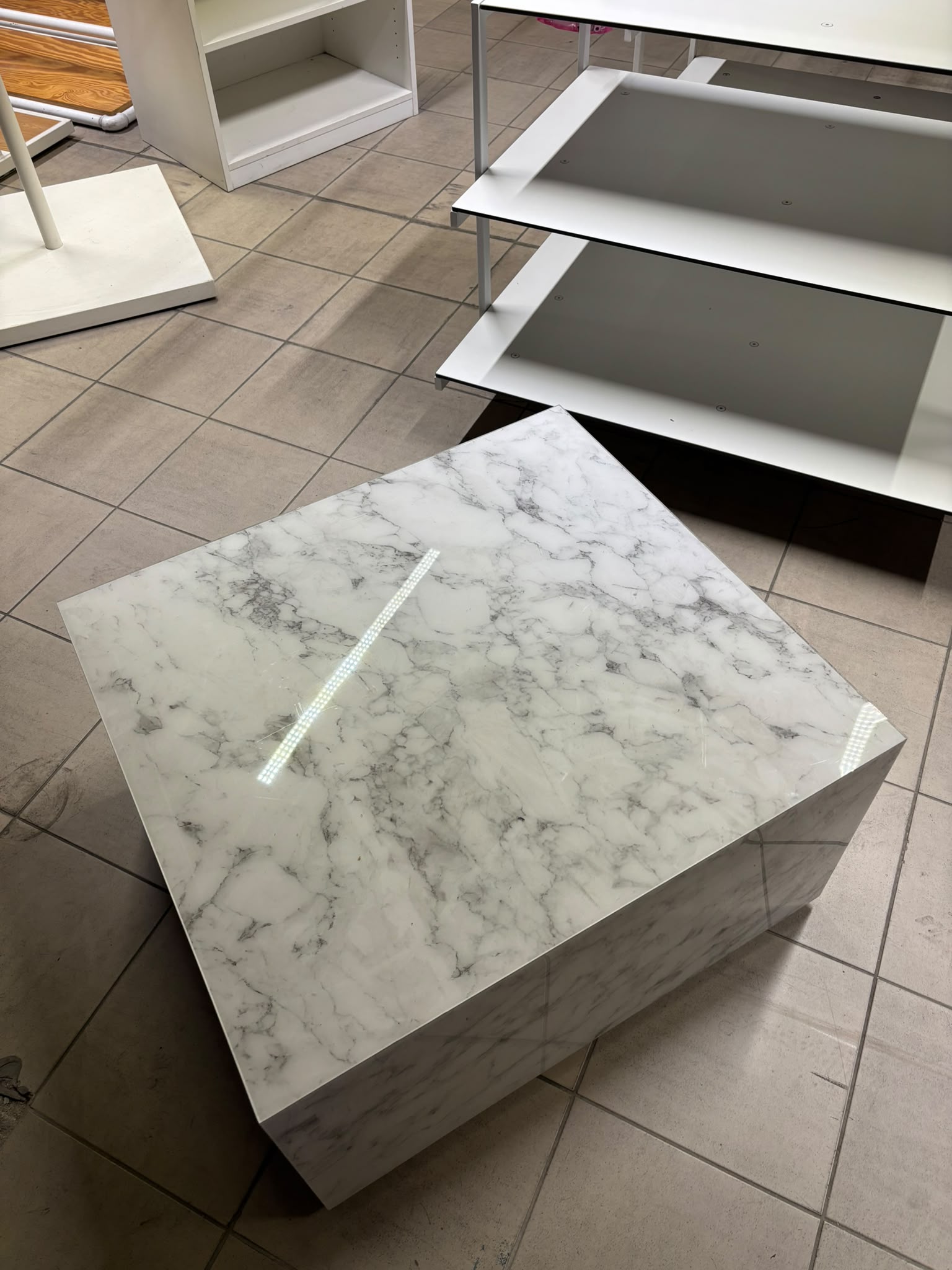 Podium de présentation en bois avec finition brillante effet marbre – L73,5 x P67,5 x H41 cm