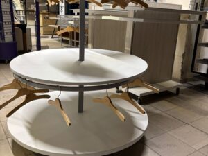 Meuble de présentation avec penderie sur roulettes blanc – H143 cm