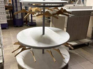 Meuble de présentation avec penderie sur roulettes blanc – H143 cm