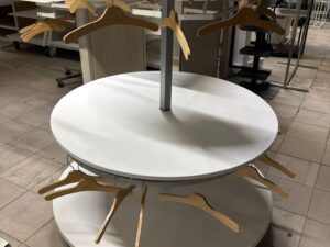 Meuble de présentation avec penderie sur roulettes blanc – H143 cm