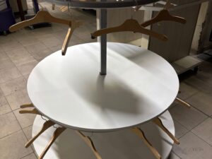 Meuble de présentation avec penderie sur roulettes blanc – H143 cm